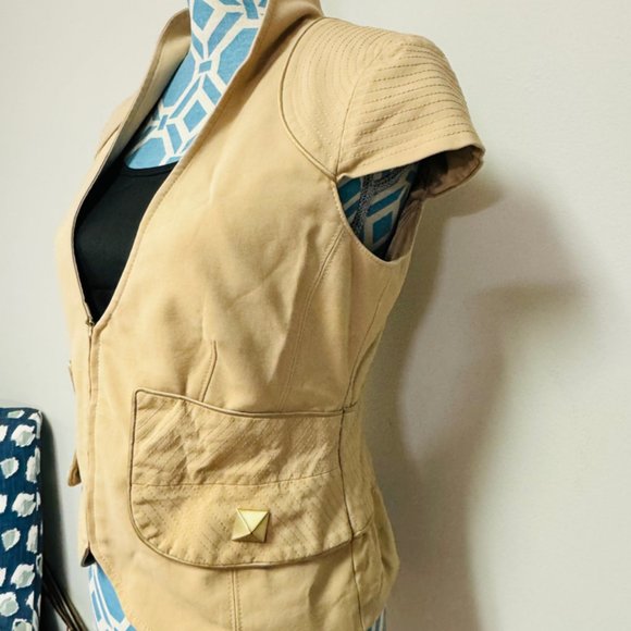 Marciano Blazer Women 10 Tan Deep V Zip Front Gold Studs Cap Sleeves Peplum Back - Picture 4 of 12